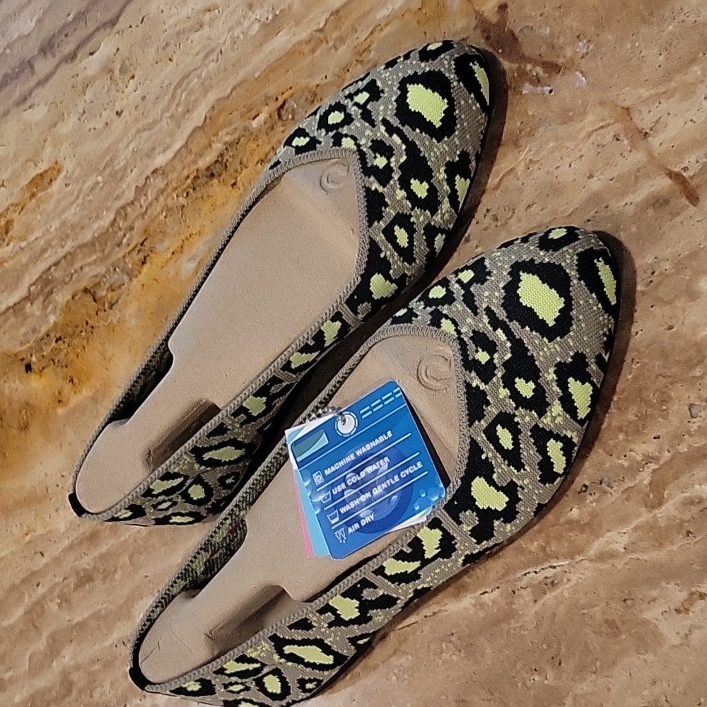 NWT Sketchers size 7 machine washable memory foam leopard slip on shoes